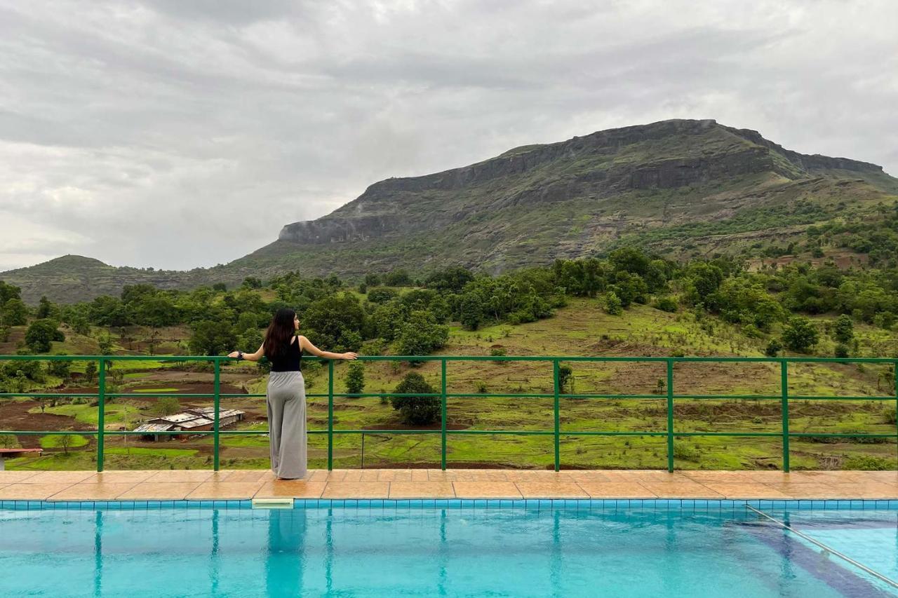 Stayvista'S Ficus Farms - Mountain-View Haven With Rustic Artsy Interiors, Outdoor Pool, Glasshouse, Home Theatre & Karaoke Delight Igatpuri Esterno foto