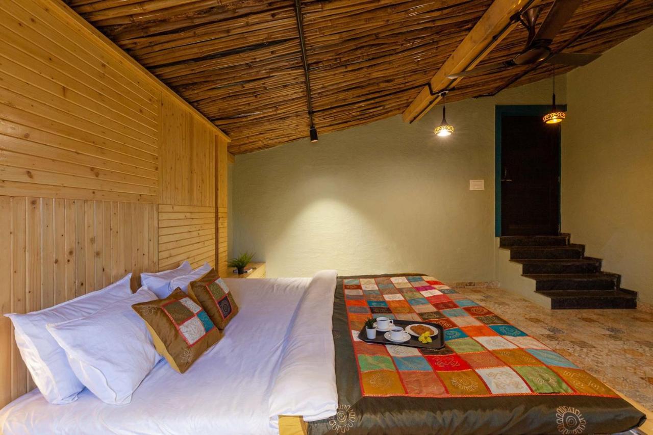 Stayvista'S Ficus Farms - Mountain-View Haven With Rustic Artsy Interiors, Outdoor Pool, Glasshouse, Home Theatre & Karaoke Delight Igatpuri Esterno foto